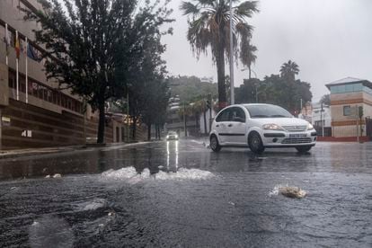 Solo el sábado, ya se produjo un récord histórico de precipitaciones en 24 horas en seis estaciones de Canarias: Izaña, la ciudad de Santa Cruz de Tenerife y los aeropuertos de Tenerife Norte, Tenerife Sur, La Palma y El Hierro. En la foto, agua acumulada en una calle en Las Palmas de Gran Canaria, este domingo. 