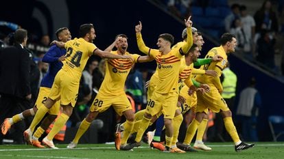 Los jugadores del FC Barcelona celebran la victoria ante el Espanyol. este domingo.