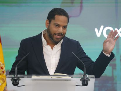 El secretario general de Vox, Ignacio Garriga, en una rueda de prensa este lunes en la sede de Vox en Madrid.