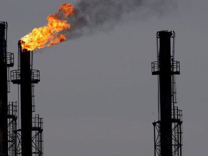 Chimeneas en la refiner&iacute;a de gas y petr&oacute;leo de Brazi, 60 kil&oacute;metros al norte de Bucarest, Ruman&iacute;a.