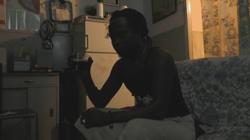Vecino senegalés de Lavapiés de tomando un café touba antes de salir a trabajar. (Febrero, 05:00 AM)