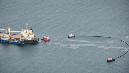 El dispositivo desplegado en torno al granelero 'OS 35', el buque que colisionó en la noche del lunes en la Bahía de Algeciras y que permanece varado frente a la cara este de Gibraltar, continúa los trabajos de bombeo para extraer el combustible del barco accidentado.