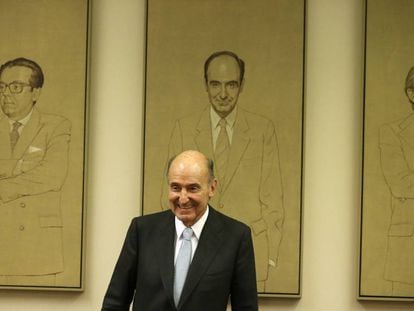 Miquel Roca, ponente de la Constitución, posa frente a su cuadro en el congreso en Madrid.