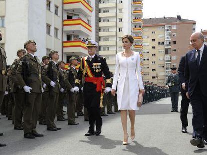 La Reina Letizia y el ministro de Interior Jorge Fern&aacute;ndez D&iacute;az en Vitoria