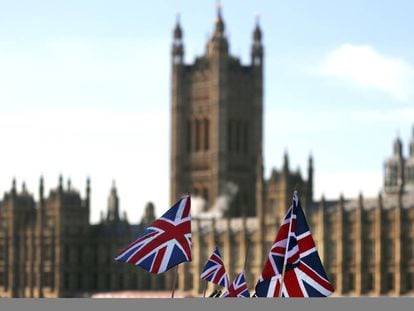 Varias banderas británicas frente al Parlamento de Westminster.