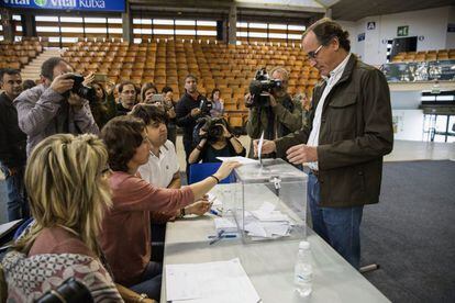 El candidato del PP a lehendakari, Alfonso Alonso, se dispone a votar en el colegio electoral situado en el polideportivo Mendizorrotza de Vitoria.