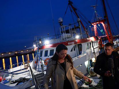 Una funcionaria de la embajada británica abandona este viernes el pesquero retenido por Francia en el puerto de Le Havre