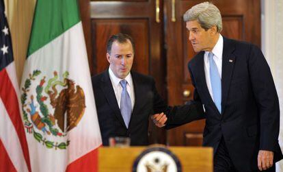 El ministro de Relaciones Exteriores mexicano, Jos&eacute; Antonio Meade, y el secretario de Estado, John Kerry.