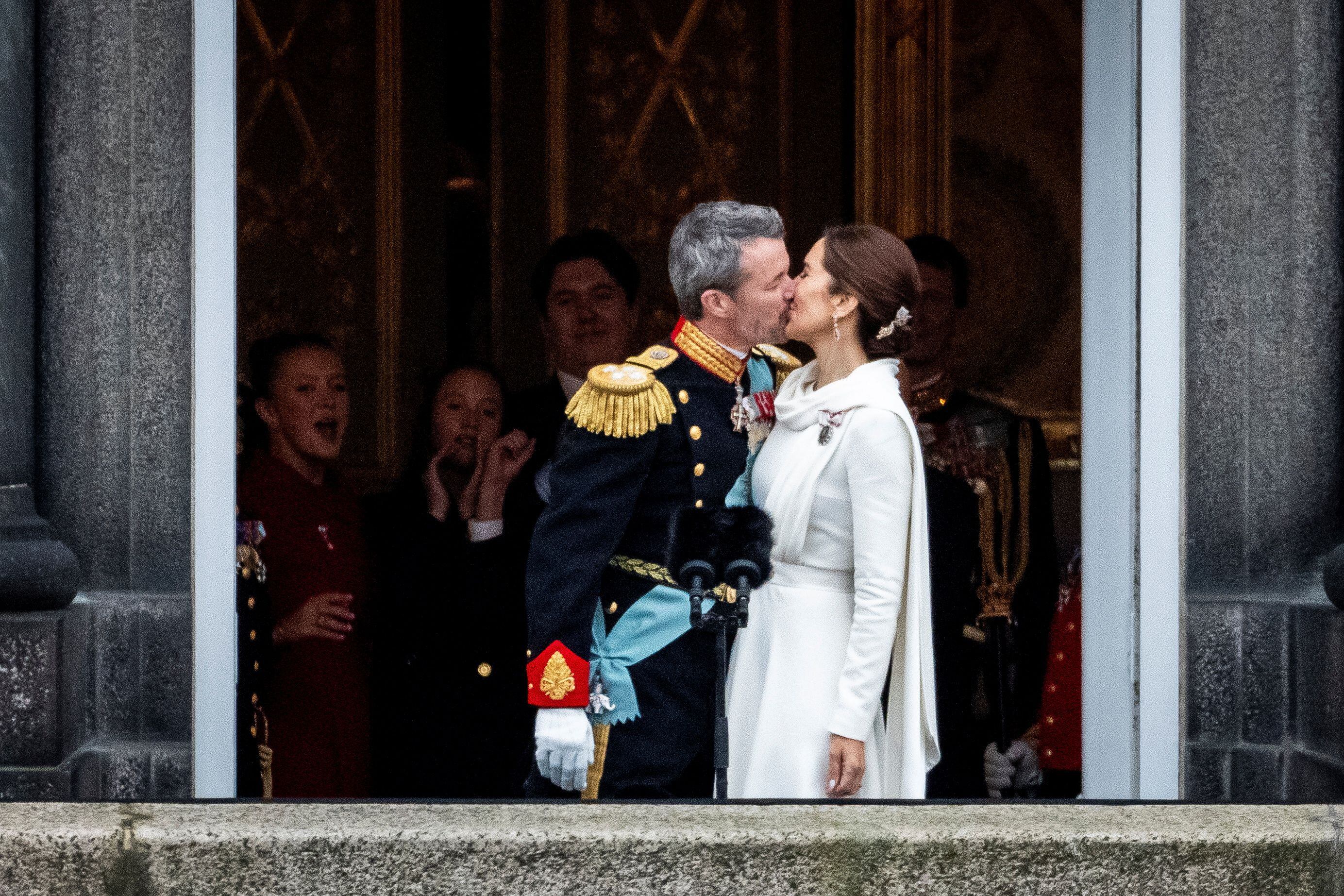 El recién proclamado rey Federico y la reina Mary de Dinamarca se besan en el balcón del Palacio de Christiansborg, en Copenhague, el 14 de enero de 2024.