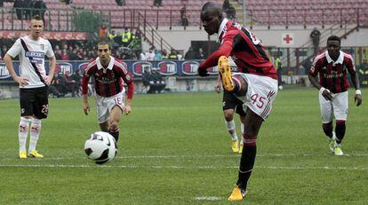 Balotelli marca su primer gol, de penalti, ante el Palermo.