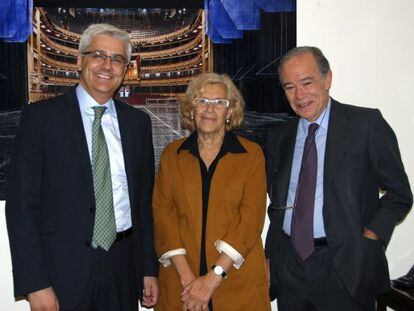 Manuela Carmena, junto al presidente y el director general del Teatro Real, Gregorio Mara&ntilde;&oacute;n (derecha), e Ignacio Garc&iacute;a-Belenguer, este mi&eacute;rcoles. 