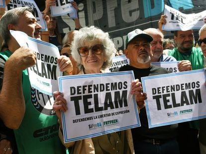 Participantes en la protesta convocada por trabajadores de la agencia estatal de noticias Télam este lunes en Buenso Aires.