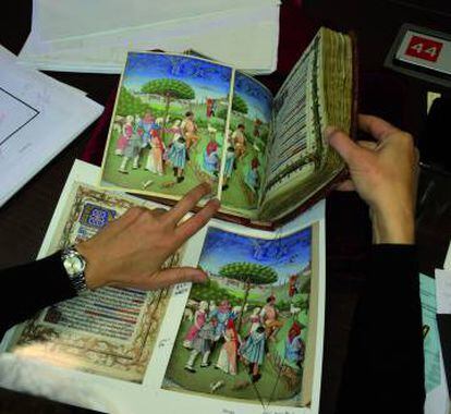 El &#039;Libro de horas de Carlos de Angulema&#039; y una copia corregida de una de sus p&aacute;ginas.