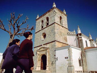 La de la iglesia de la Magdalena, en Olivenza (Badajoz, construida en el siglo XVI, y cuya puerta principal se atribuye al escultor francés Nicolás Chanterenne, autor de la puerta del monasterio de los Jerónimos en Lisboa.