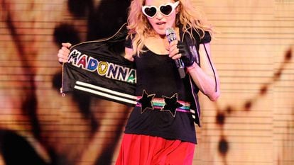 Durante su parada en Londres en la gira 'Sticky and Sweet' (2009), Madonna muestra al público su nombre (Madonna).
