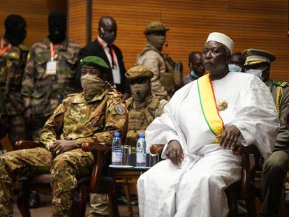 Bah Ndaw, a la derecha, junto a Assimi Goïta durante la toma de posesión de ambos como presidente y vicepresidente de Malí, este viernes en Bamako.