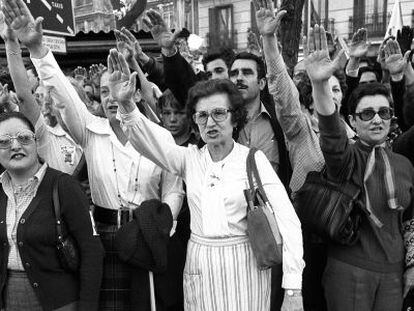 Varias mujeres saludan con el brazo en alto el paso de la manifestaci&oacute;n de Fuerza Nueva que, bajo el lema &#039;D&iacute;a de la patria espa&ntilde;ola&#039;, discurri&oacute; por el centro de Madrid el 11 de mayo de 1979.