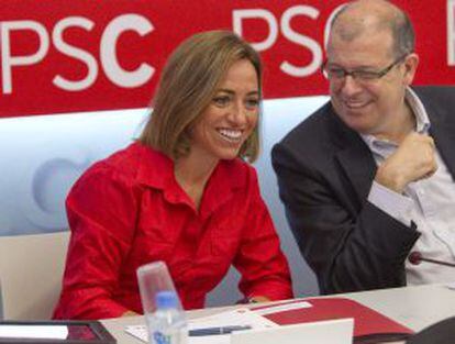 Carmen Chacón conversa con el secretario de organización de los socialistas catalanes José Zaragoza, ayer en la Ejecutiva.