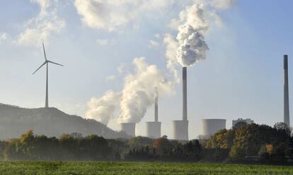 Una planta de carbón en Bonn junto a un generador eólico.