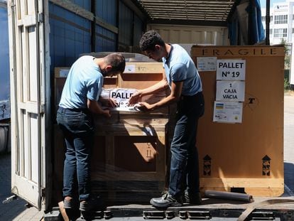 Carga de los tres camiones fletados por ICOMOS y Correos para transportar a Ucrania material para la protección y traslado de obras de arte del país en guerra.