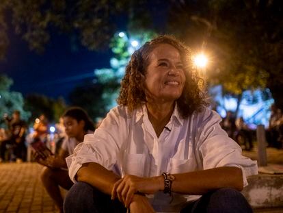 Judith Pinedo en una reunión con vecinos en un barrio de Cartagena (Colombia).