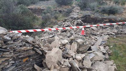 Muros de piedra seca, destruídos por las obras, según los ecologistas.