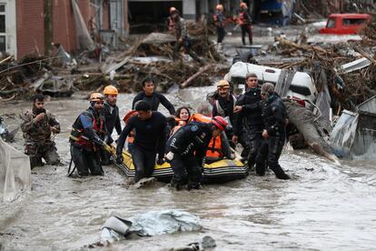 Equipos de rescate durante las labores de evacuación en la localidad turca de Bozkurt, provincia de Kastamonu.