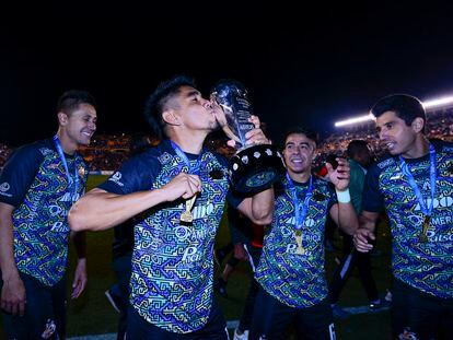 Los futbolistas del club Alebrijes de Oaxaca celebran el último campeonato de la Segunda División en México.