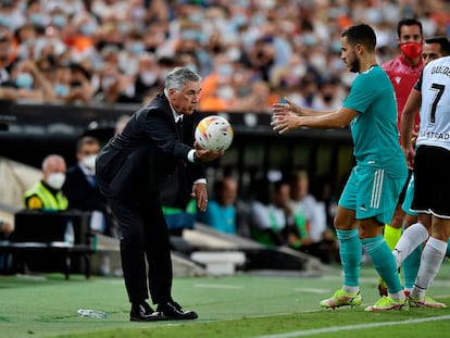 Ancelotti entrega un balón a Hazard durante el Valencia-Real Madrid.