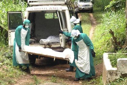 Sanitarios trasladan el cad&aacute;ver de una v&iacute;ctima del &eacute;bola, en junio en Kenema, Sierra Leona.