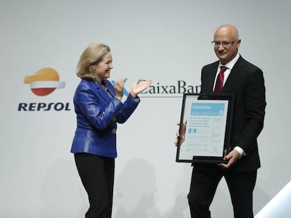 La vicepresidenta primera del Gobierno y ministra de Asuntos Económicos y Transformación Digital, Nadia Calviño, entrega el galardón al exdirector de CincoDías, José Antonio Vega.