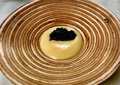 Caviar con crema de jamón ibérico.