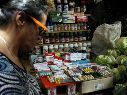 Un puesto de fruta y medicinas en Rubio, Venezuela.