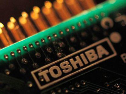 Logo de Toshiba impreso en un circuito impreso.