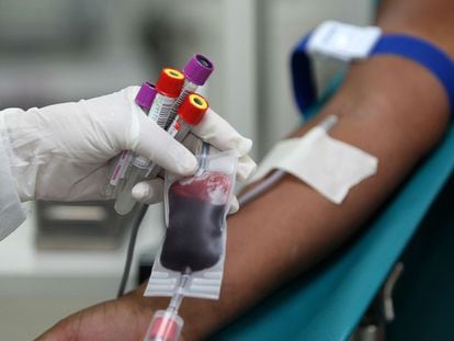 Una persona dona sangre en Salvador de Bahía.