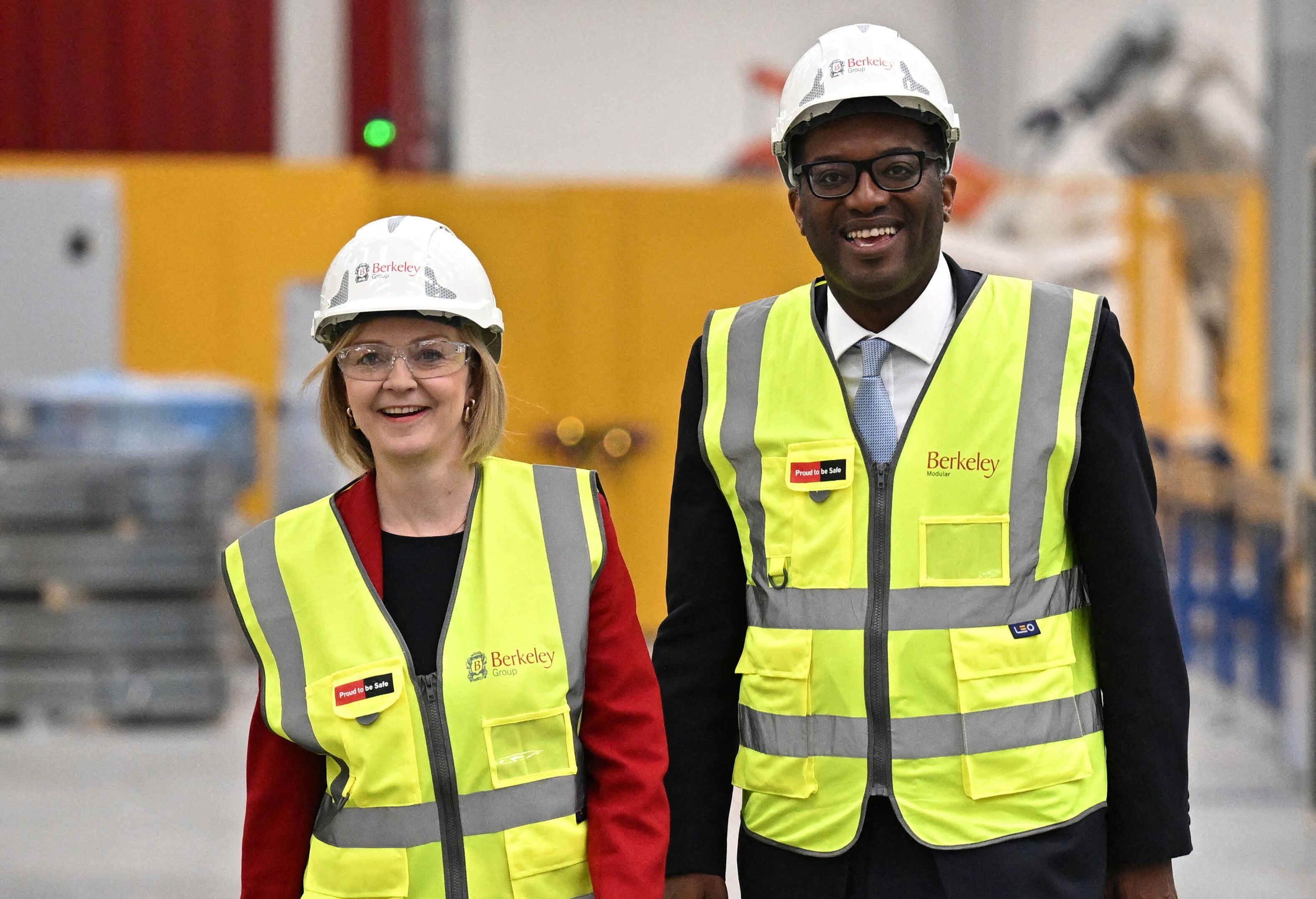 La primera ministra británica, Liz Truss, y el ministro de Hacienda, Kwasi Kwarteng, el 23 de septiembre durante una visita a una fábrica.