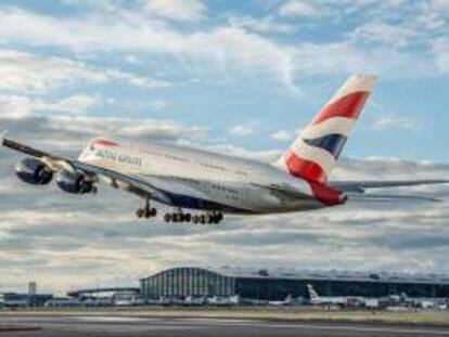 Un avión de British Airways toma tierra Londres-Heathrow.