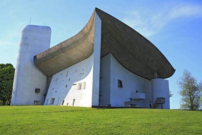 La iglesia de Ronchamp (Francia), de 1955, erigida por Le Corbusier.