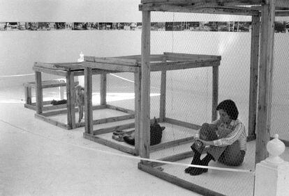 'Imágenes del zoo' (1974), tomada durante los tres días en que la artista estuvo en una jaula junto a varios animales.