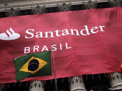 Un gran cartel de Banco Santander Brasil decora la fachada de la bolsa de Nueva York en Wall Street