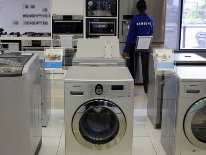 Lavadoras de la marca Samsung en una tienda de Johannesburg.