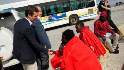 El presidente del Partido Popular, Pablo Casado, saluda a unos inmigrantes a su llegada al puerto de Algeciras el pasado miércoles.