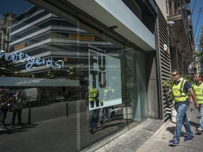 Agentes de la Guardia Civil entrando en la sede de CDC.