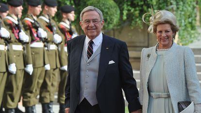 Constantino de Grecia, junto a su esposa, en Luxemburgo, en octubre de 2012.