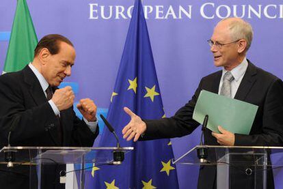 Berlusconi gesticula antes de saludar a Van Rompuy, durante el encuentro de ambos en Bruselas.