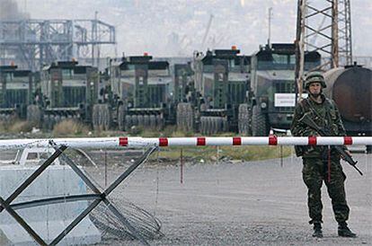 Un soldado turco vigila los vehículos militares de EE UU en el puerto de Iskenderun.