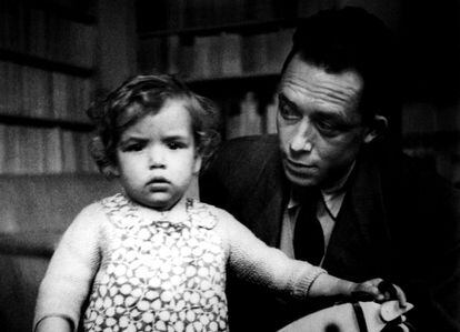 Albert Camus junto a su hija Catherine, en una imagen del libro 'Albert Camus, solitario y solidario', por Catherine Camus. El autor de 'La peste' y de 'El extranjero' fue un ferviente defensor de la libertad. Miembro de la resistencia contra la ocupación nazi de Francia, criticó a su vez el expansionismo soviético cuando nadie se atrevía a alzar la voz contra Stalin y mostró su rechazo a la bomba atómica a los dos días de la masacre de Hiroshima. En 1937 se marchó del partido comunista francés (PCF).