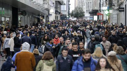 Cientos de personas en la calle Preciados de Madrid, el pasado 10 de noviembre.