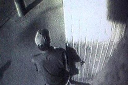 Imágen de la cámara de seguridad del apartamento de Politkóvskaya en la que se ve al presunto asesino saliendo del portal.