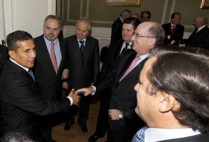El presidente de Perú, Ollanta Humala, saluda al presidente de Repsol, Antonio Brufau, en presencia del presidente de PRISA, Ignacio Polanco -segundo por la izquierda-, y Borja Prado, presidente de Endesa.